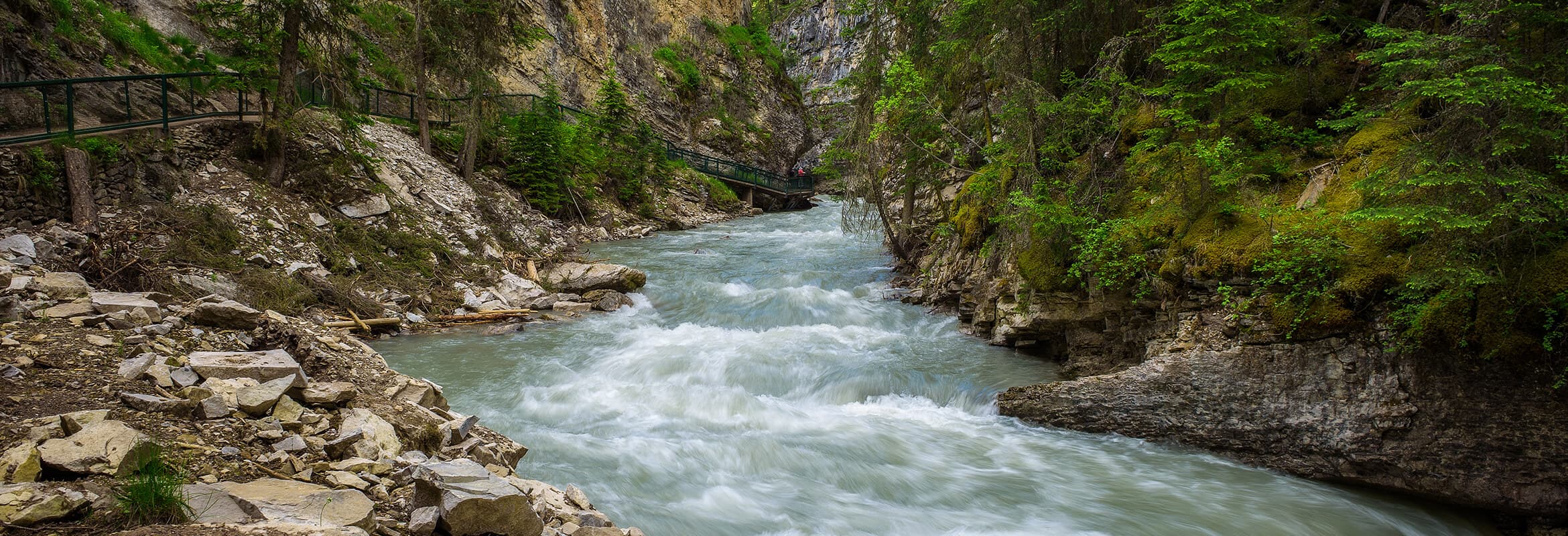 Image - Walkway along the Johnston Creek in Bow Valley Parkway